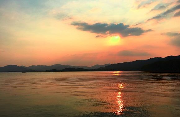 西湖夕陽  北院區  人事科  王甜.jpg
