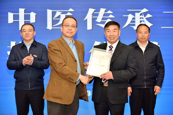 頒發聘書.jpg