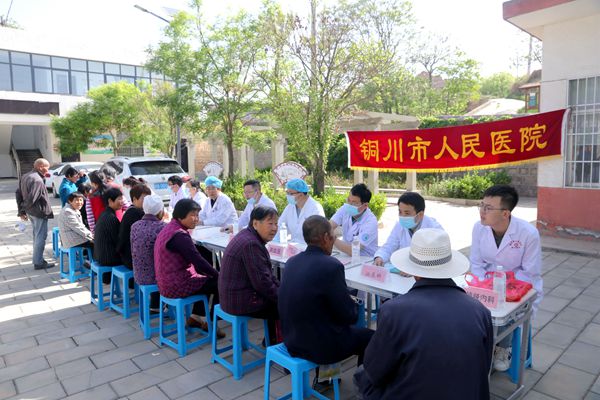  便民義診下基層 醫(yī)療專家送健康